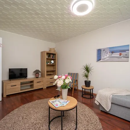 Апартаменты Cozy With Self Check-in & Free Parking